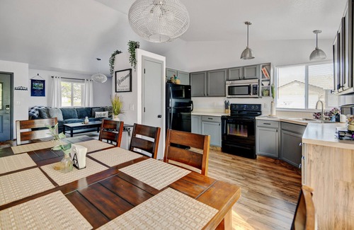 Loveland Casa | Dual King Suites & Game Room ~ A Gem on Turquoise St