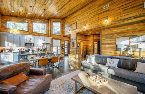 Hochatown Cabina | 2 Kings, Playset, Hot Tub & Games in Hochatown
