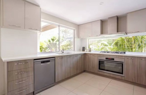 Scarborough Casa | 2 Kitchens, 6 Bedrooms, 4 Bathrooms Perfect for groups Close to beach/park/shops