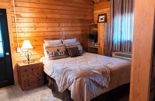 Hattieville Cabina | 2 Lakeside : Charming 2-bedroom cabin with AC, WiFi in welcoming Solgohachia