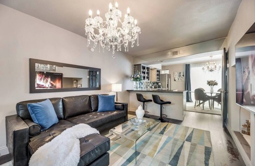 Old East Dallas Condominio | 2-level condo w/ king bed, pool view, and private patio.