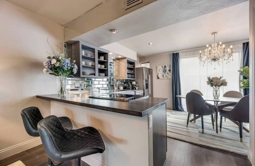 Old East Dallas Condominio | 2-level condo w/ king bed, pool view, and private patio.