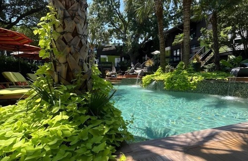 Old East Dallas Condominio | 2-level condo w/ king bed, pool view, and private patio.