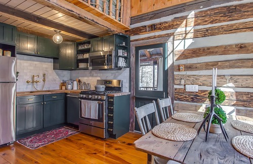 Sparta Cabina | 2 cabañas de lujo y casa del árbol con impresionantes vistas al lago, pozo de fuego y bañera de hidromasaje