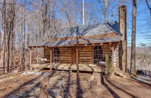 Sparta Cabina | 2 cabañas de lujo y casa del árbol con impresionantes vistas al lago, pozo de fuego y bañera de hidromasaje
