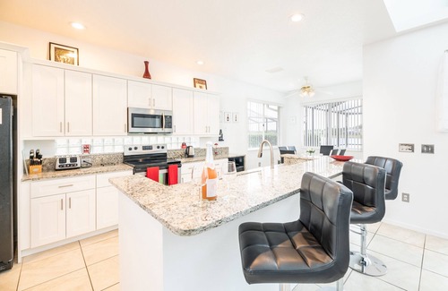 Sunset Lakes Casa | 2 Masters, jacuzzi, sala de juegos, impresionantes vistas al lago, Disney a solo 4 millas.