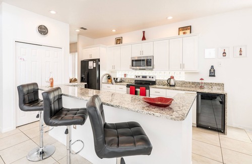 Sunset Lakes Casa | 2 Masters, jacuzzi, sala de juegos, impresionantes vistas al lago, Disney a solo 4 millas.