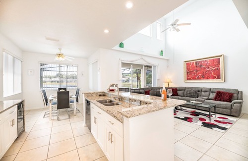 Sunset Lakes Casa | 2 Masters, jacuzzi, sala de juegos, impresionantes vistas al lago, Disney a solo 4 millas.