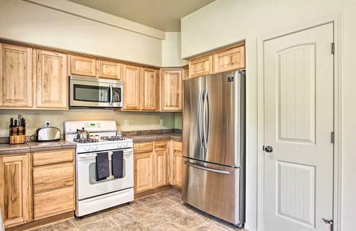 Larkspur Casa | 2 Mi to Downtown: Bend Getaway w/ Patio!