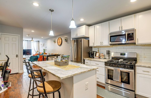 Downtown Baltimore Casa | 2 Mi to Dtwn Baltimore: Bright Townhome w/ Patio