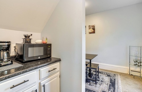 Lowry Hill East Apartamento | 2 Mi to Dtwn! Walkable Minneapolis Apt w/Deck