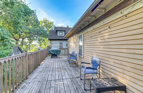 Lowry Hill East Apartamento | 2 Mi to Dtwn! Walkable Minneapolis Apt w/Deck