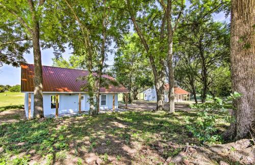 Grove Casa | 2 Mi to Marinas and Grove Cozy Cabin with Grill