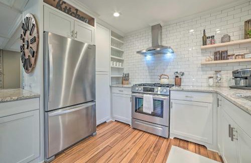 Birchwood Farms Casa | 2 Mi to Tunnel of Trees Home with Furnished Deck