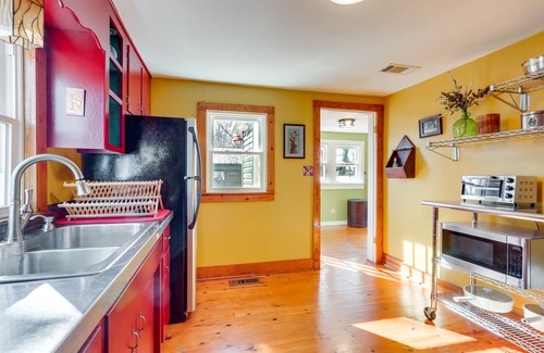 Fayetteville Casa | 2 Mi to UA: Central Fayetteville Home w/ Patios