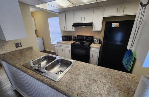 Tallahassee Casa | 2 miles to FSU-Twin King Master Beds-Pool!