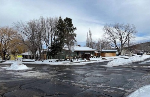 Williams Cabaña | 2 min from rt 66- hot tub-firepit-bocceball-bbq