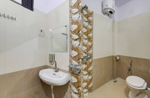 Mohangarh Cama Y Desayuno | 2 min to smriti upvan & chancellor club ,studio rooms.