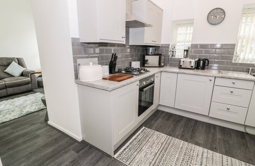 Llangefni Cabaña | 2 MOUNTAIN VIEW, pet friendly, character holiday cottage in Llangefni