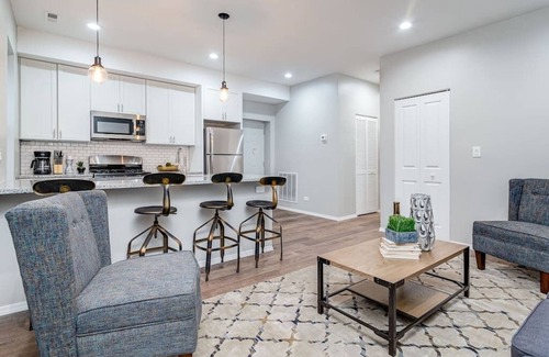 Wrightwood Neighbors Apartamento | 2 New Construction Suites Same Place