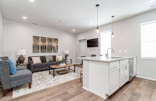 Wrightwood Neighbors Apartamento | 2 New Construction Suites Same Place