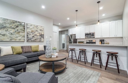 Wrightwood Neighbors Apartamento | 2 New Construction Suites Same Place