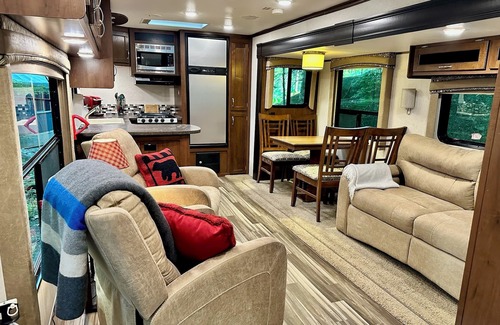 Warrensburg Alquiler De RV | 2-Person RV on private lake with WIFI @ Daggett Lake