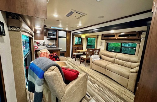 Warrensburg Alquiler De RV | 2-Person RV on private lake with WIFI @ Daggett Lake