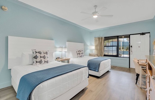 Crystal Beach Hotel | 2 camas tamaño queen en Beachside Inn Hotel **