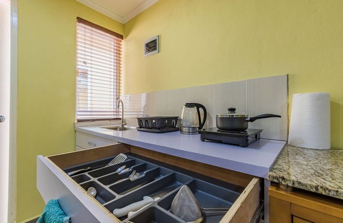Opal Apartamento | 2 Queen Studio w Pool BBQ Hotwater Close 2 Beach
