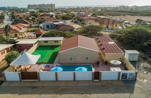 Opal Apartamento | 2 Queen Studio w Pool BBQ Hotwater Close 2 Beach