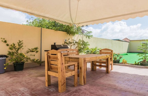 Opal Apartamento | 2 Queen Studio w Pool BBQ Hotwater Close 2 Beach