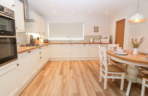 Groeslon Cabaña | 2 RHOSLYN, family friendly, character holiday cottage in Groeslon