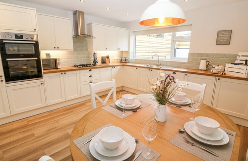 Groeslon Cabaña | 2 RHOSLYN, family friendly, character holiday cottage in Groeslon
