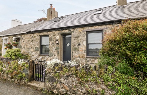 Groeslon Cabaña | 2 RHOSLYN, family friendly, character holiday cottage in Groeslon