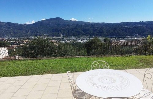 Gattieres Apartamento | 2 rooms, garden level in Provencal villa