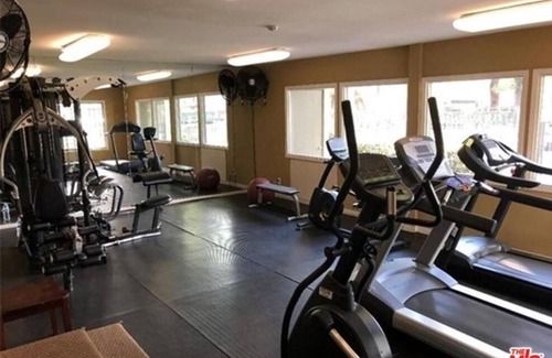 West Carson Condominio | 2 Rooms to rent in beautiful 2 story home