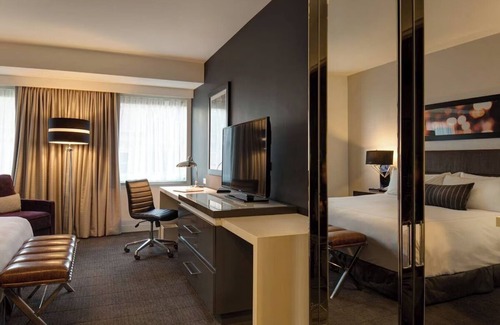 Near North Side Hotel | 2 Spacious King Room with Rooftop Lounge & Scenic Views of Chicago