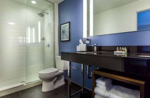 Near North Side Hotel | 2 Spacious King Room with Rooftop Lounge & Scenic Views of Chicago