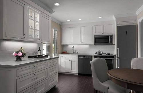 Napa Hotel | 2 Spacious Suites Close to Napa Valley Wine Train! Pool, Onsite Golf Course!