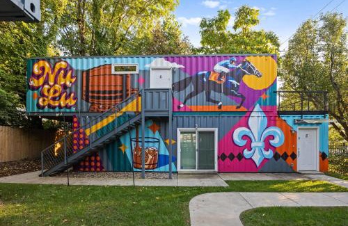 Phoenix Hill Apartamento | 2-Storey Shipping Container Retreat