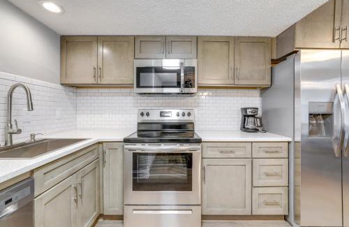 Belvedere Park Apartamento | 2-Story Decatur Condo, Close to Downtown Atlanta!