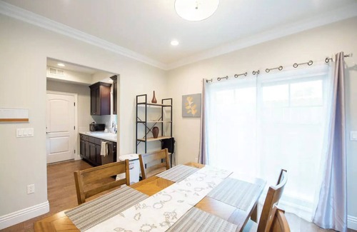 Mid Central Casa | 2-story/spacious/secure close to food/stores