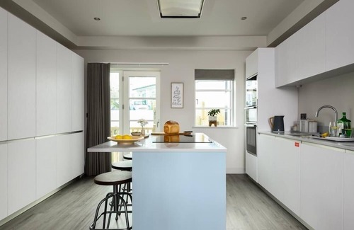 Porth Casa | 2 The Strand sleeps 8 guests, footsteps from Porth beach