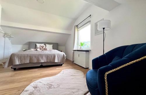 Freudenberg Apartamento | 2 Zimmer Dachwohnung mit Burgblick und Kingsize Bett