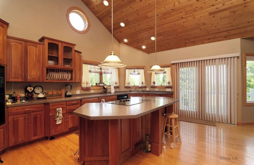Marengo Casa | 20-acre Private Family Farmhouse with Event Barn, Private Fishing Pond, and Pool