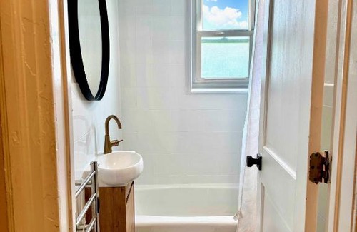 The Heights Casa | 20 min NYC-Modern Private Room-Queen Bed-Parking