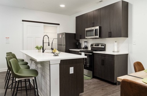 Whitestown Apartamento | 20 mins DT | Sleeps 3 | Opulent Suite Spacious Gym