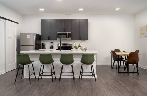 Whitestown Apartamento | 20 mins DT | Sleeps 3 | Opulent Suite Spacious Gym