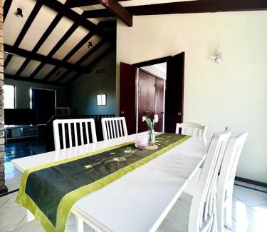 Booragoon Casa | 20 OFF Affortable Long Stay 4 Queen Bed House Near Uni City Swan River
